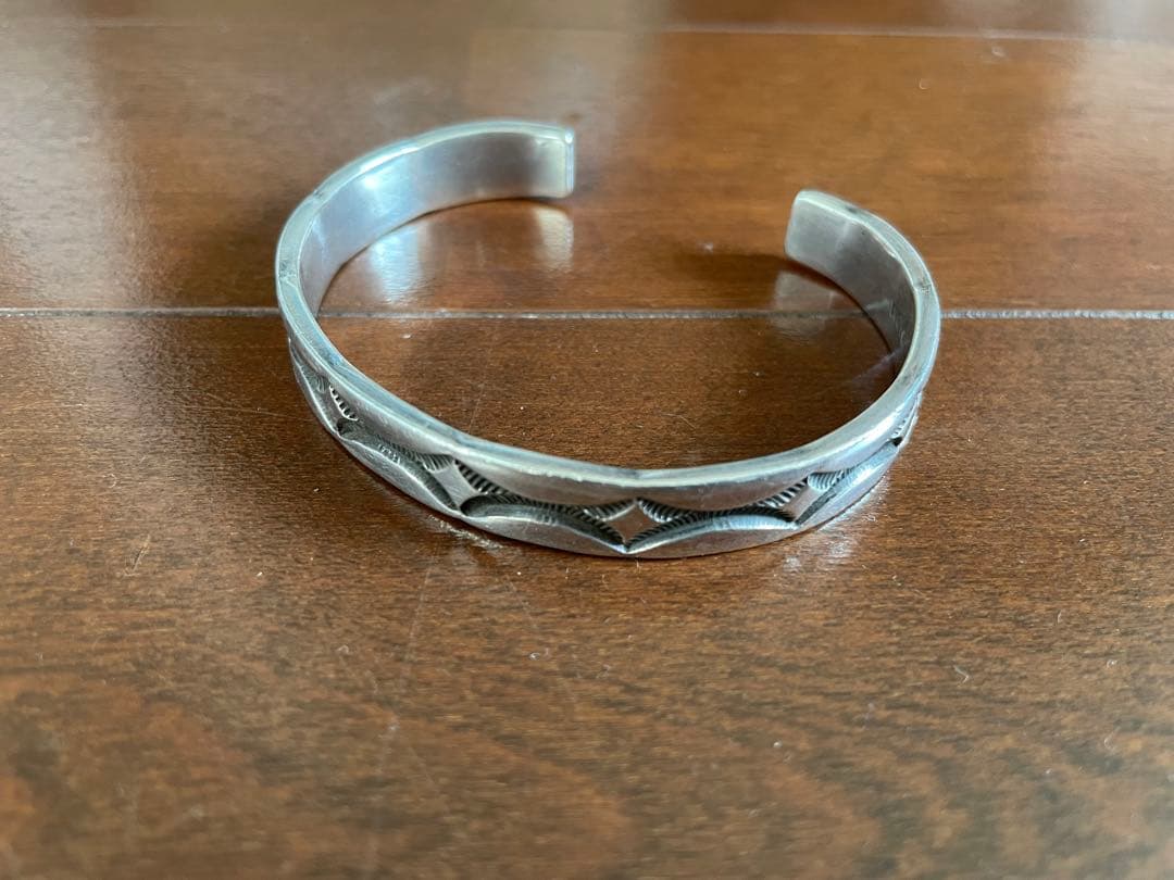 ナバホ族　NORA BILL ノラビル バングル　インディアンジュエリーバングル