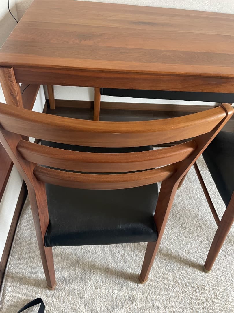 ブラウン木製長方形ダイニングテーブル