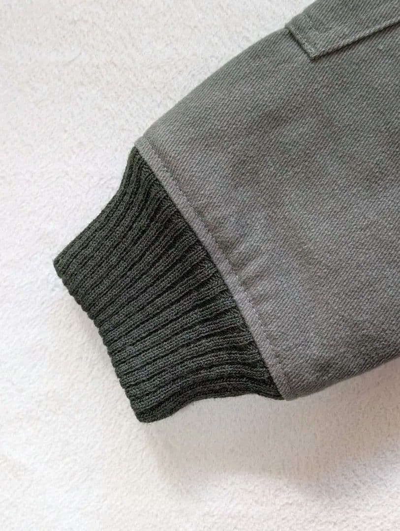 オリーブグリーンのジャケット（エンジニアードガーメンツ）