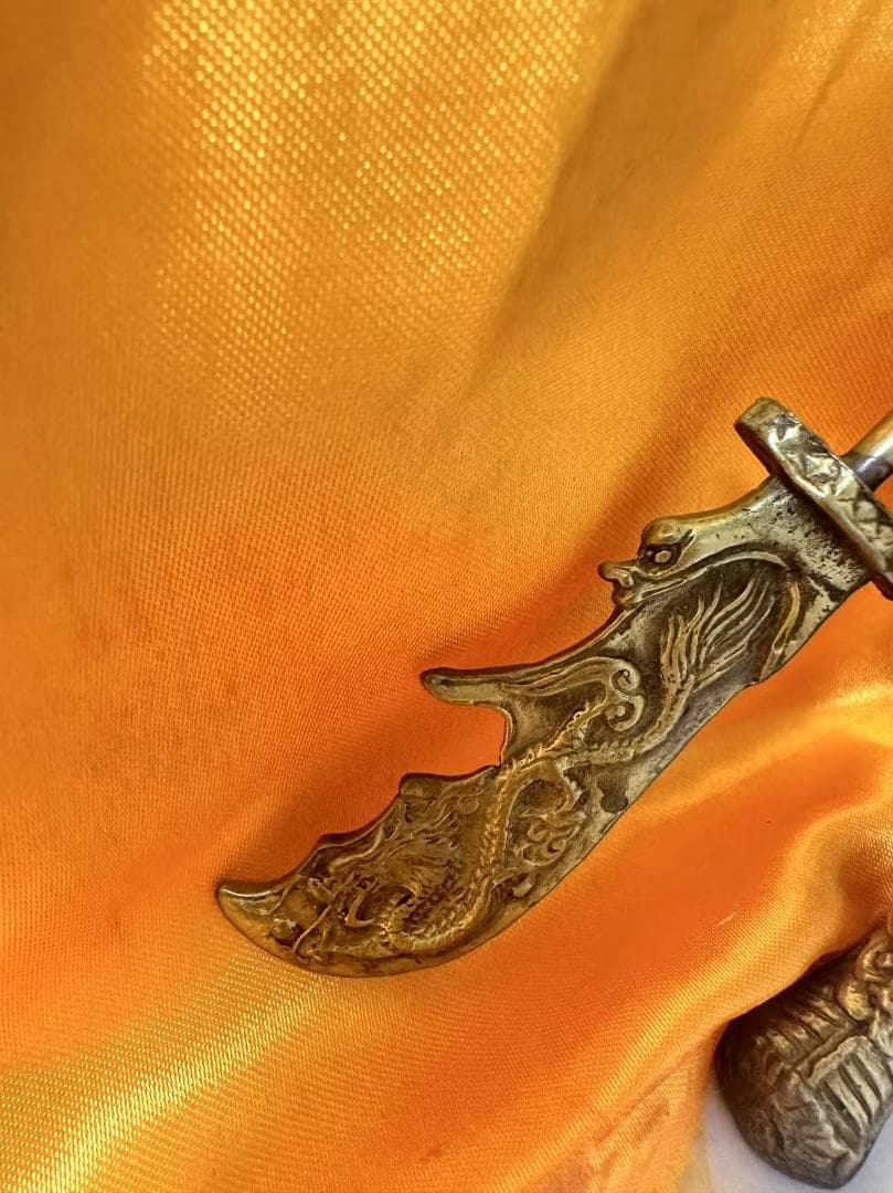 三国志 関羽の置物 金色の武将像 インテリア装飾