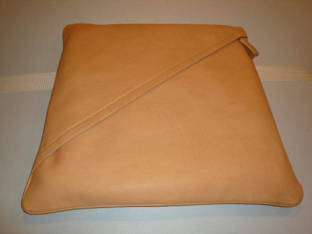栃木レザー　ヌメ革クッション・差布団／１枚革．高級サロン御用達
