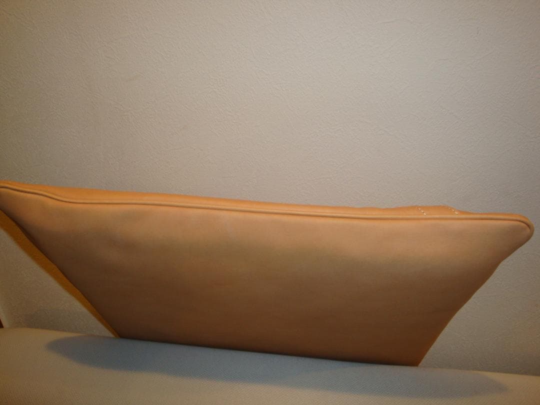 栃木レザー　ヌメ革クッション・差布団／１枚革．高級サロン御用達