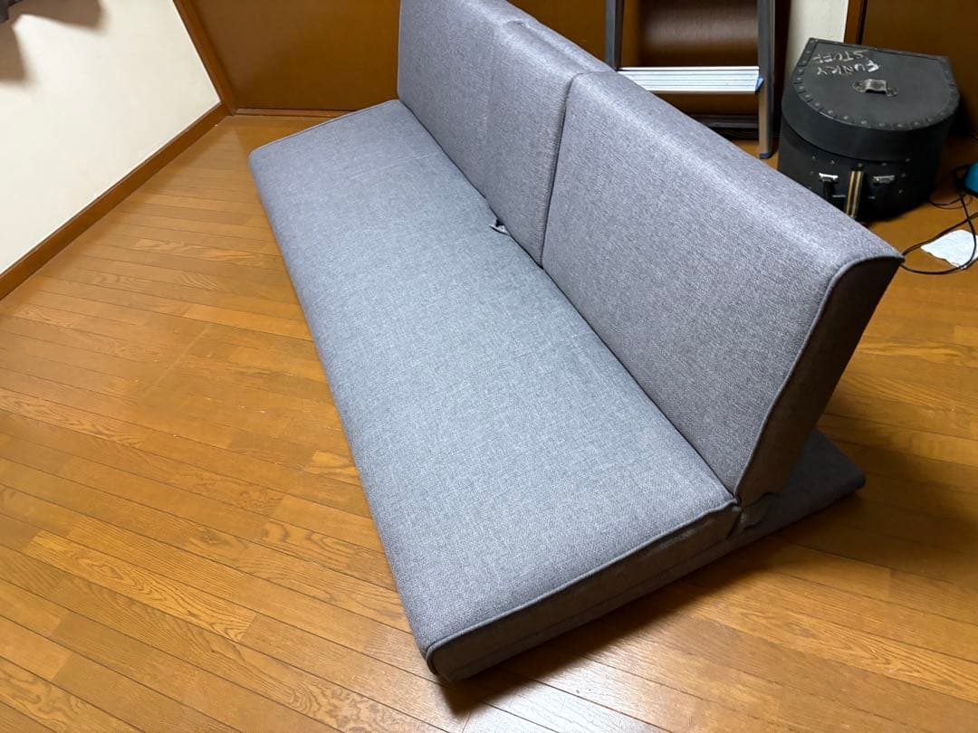 グレーのシンプルソファ トレイ付き