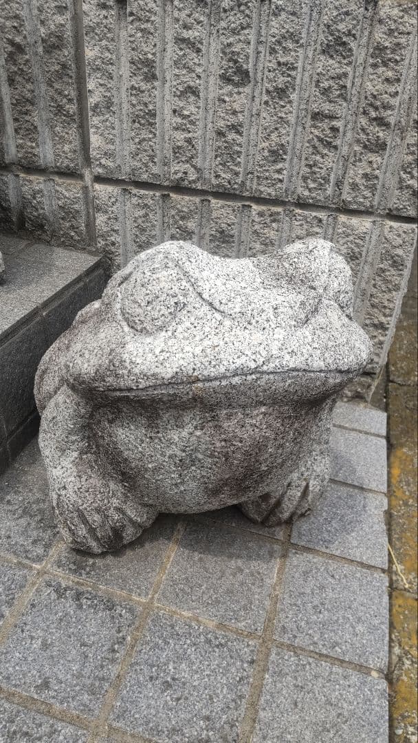 コモモ°・*:. カエルの石像^^