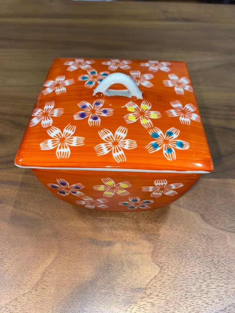 オレンジ色の花柄陶器小物入れ
