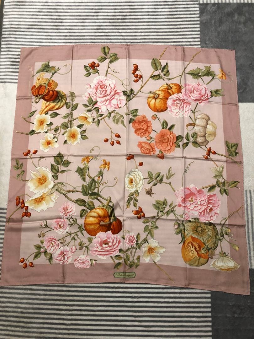 Salvatore Ferragamo 花柄シルクスカーフ