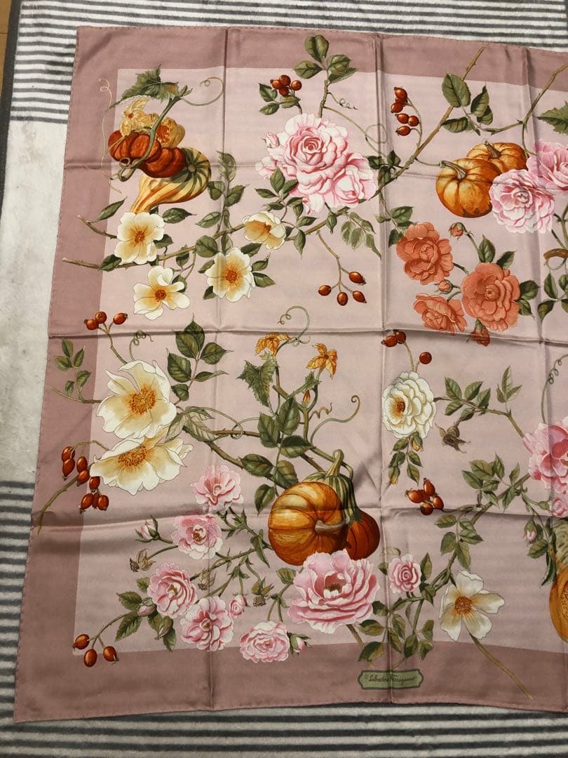 Salvatore Ferragamo 花柄シルクスカーフ