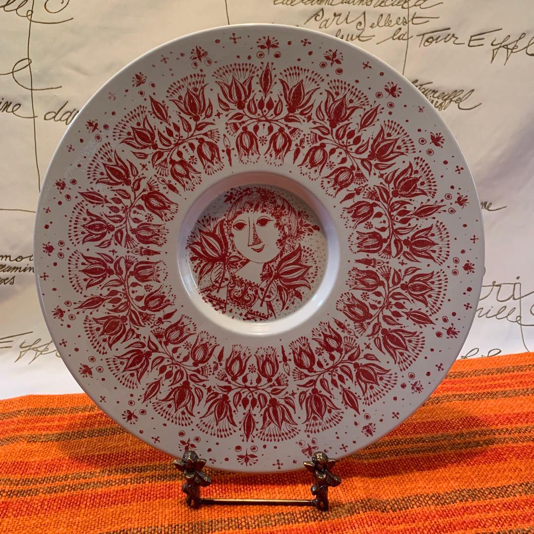 ビヨンヴィンブラッド　大型二モール社ビンテージの珍しい赤色の少女飾皿素敵です！