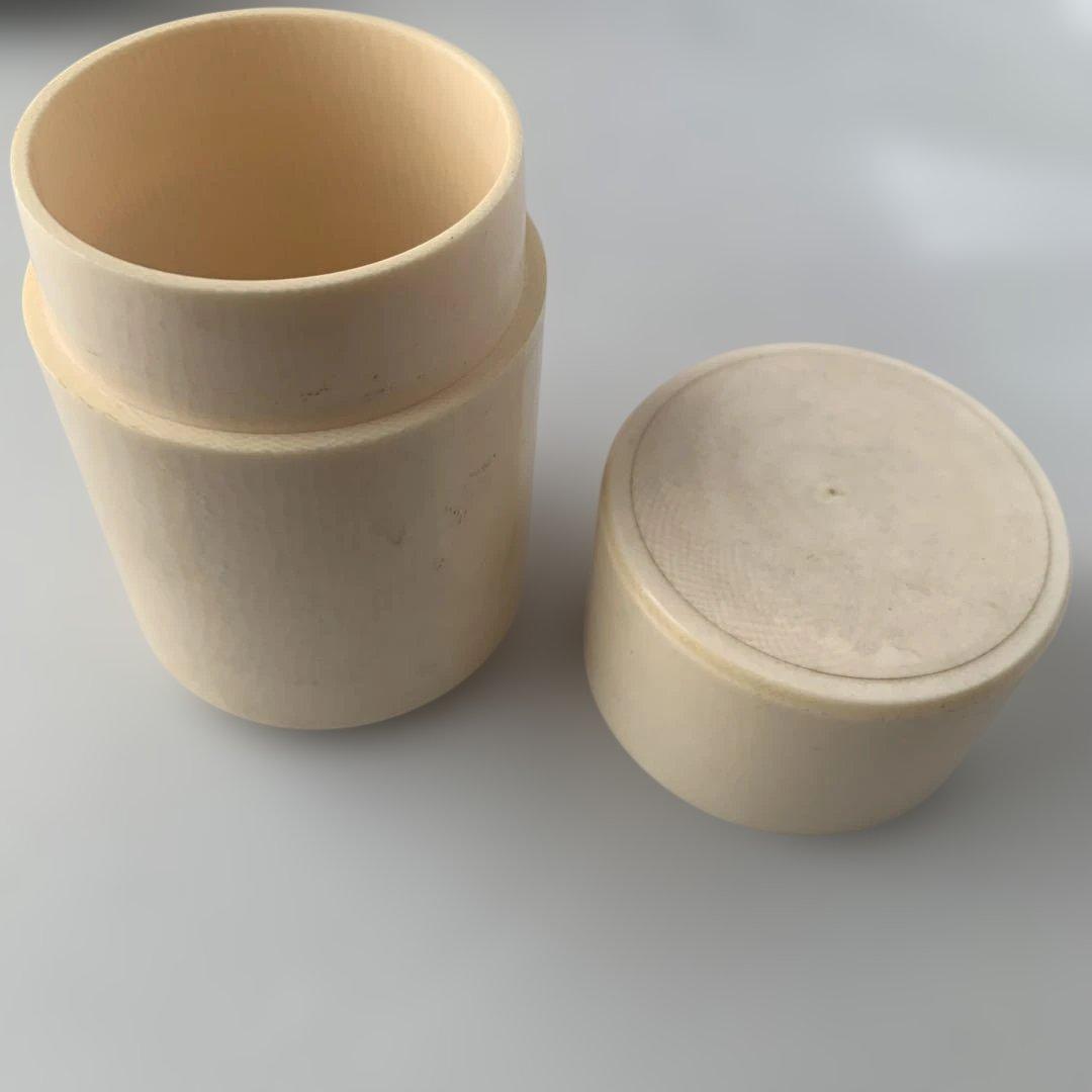 蓋付き保存容器 円筒形　高さ9cm, 幅5.5cm