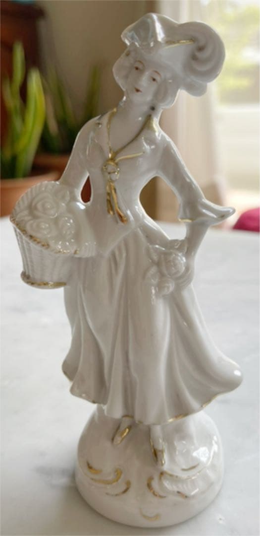 日本製　王冠マーク　M 金彩　白磁　貴婦人　フィギュリン　ポーセリンアート