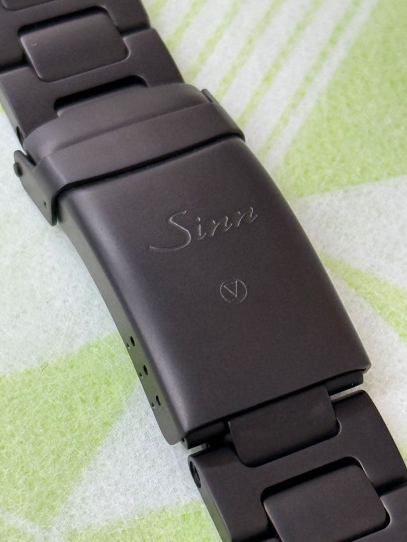 【美品】Sinn 腕時計 純正ブレスレット SSテギメントPVD / 20mm！