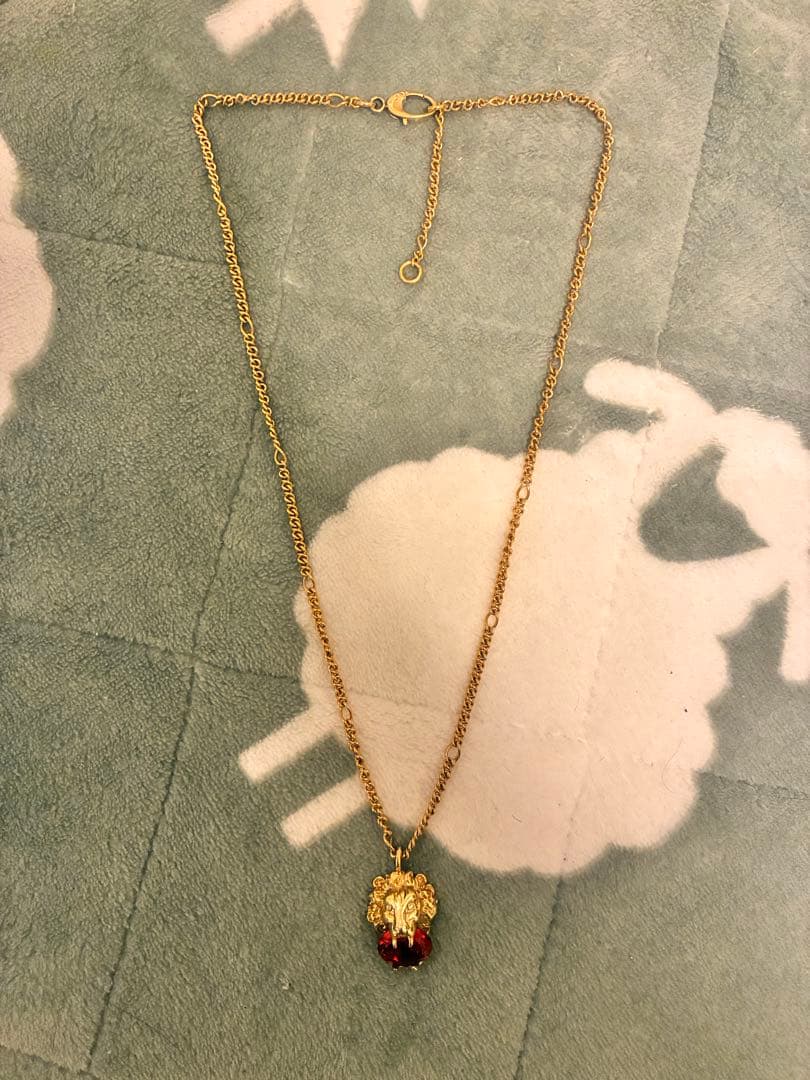 GUCCI ライオンヘッド　ストーン付きネックレス