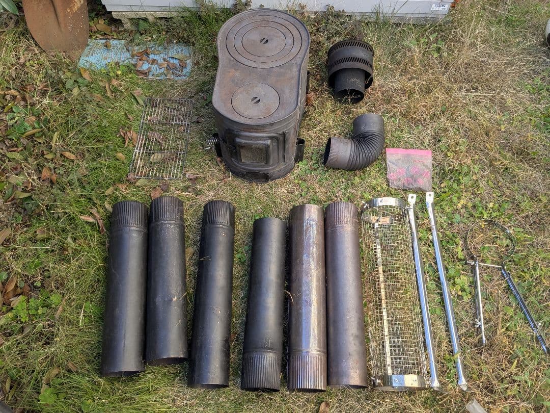 薪ストーブ　別売り煙突、煙突プロテクター、煙突スタンド付き　※脚欠品