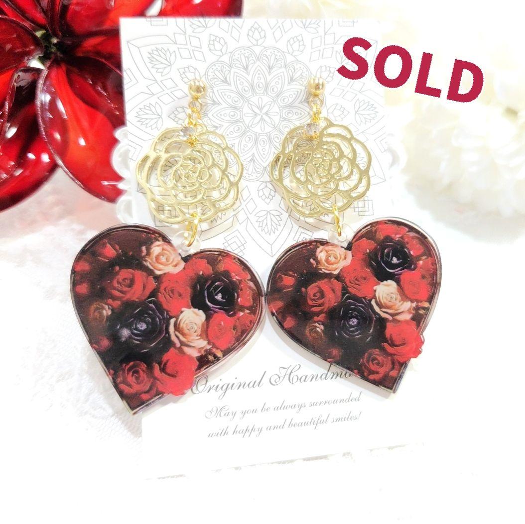 ゴールド薔薇フレームと美しい大ぶりバラ束ハート ピアス♡❀