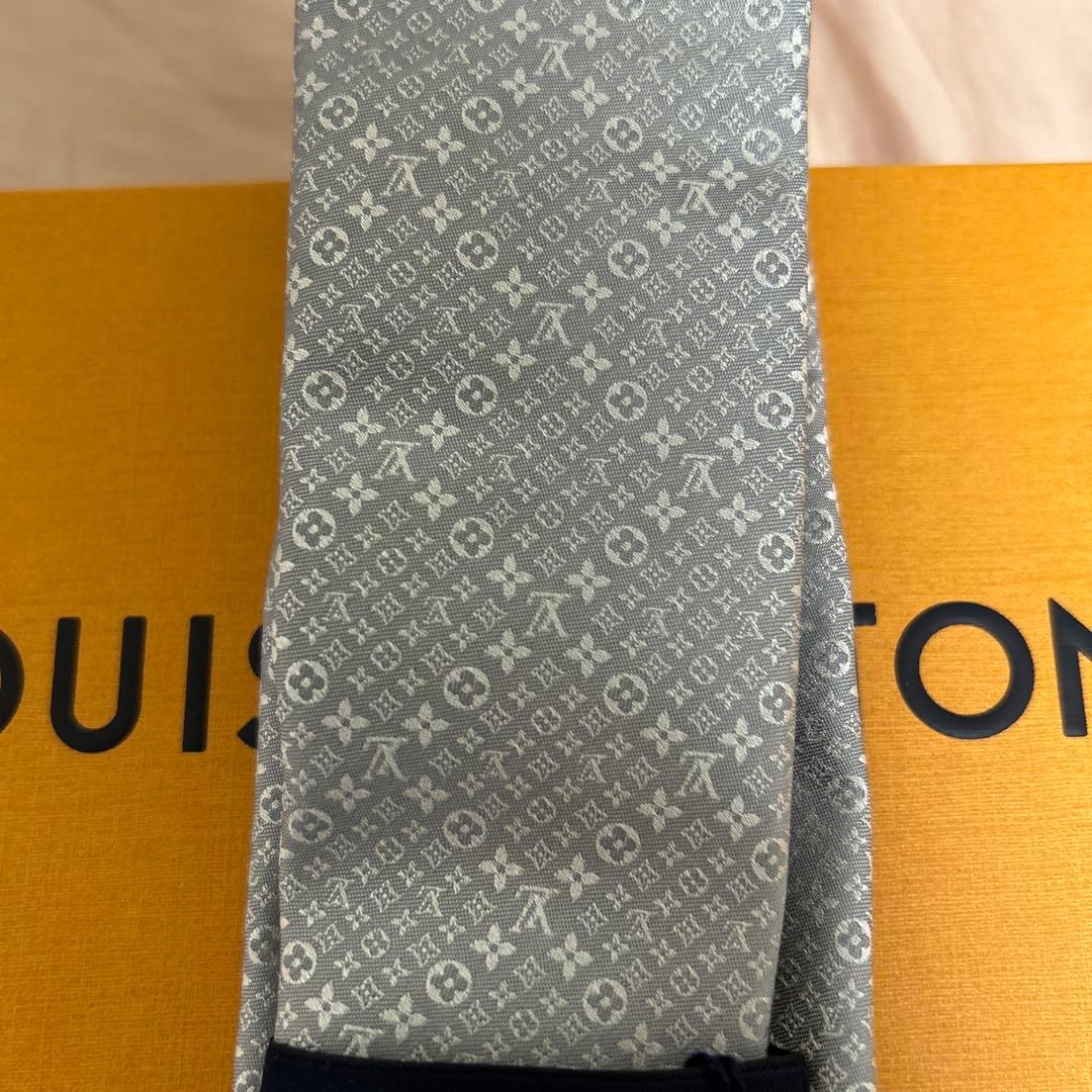 新品タグ付き　ネクタイ　モノグラム　グレー