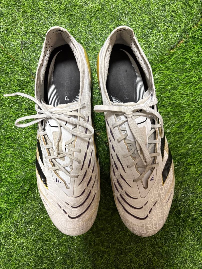 サッカーシューズ・スパイク ホワイト/ブラック/ゴールド