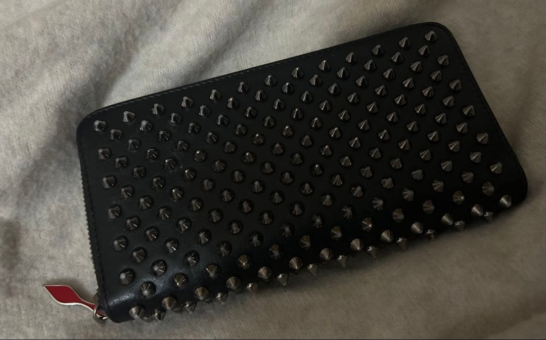 スタッズ付き黒長財布