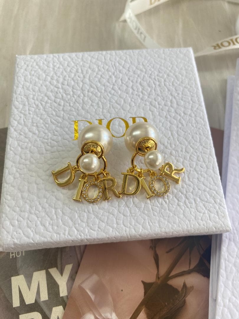 美品 ロゴチャーム付きパールピアス