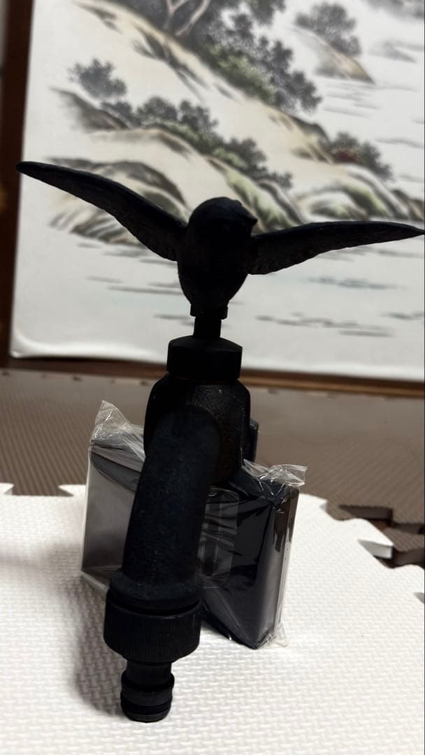 黒色スズメの羽をひらいた、アンテーク蛇口です。羽を開いたスズメです。