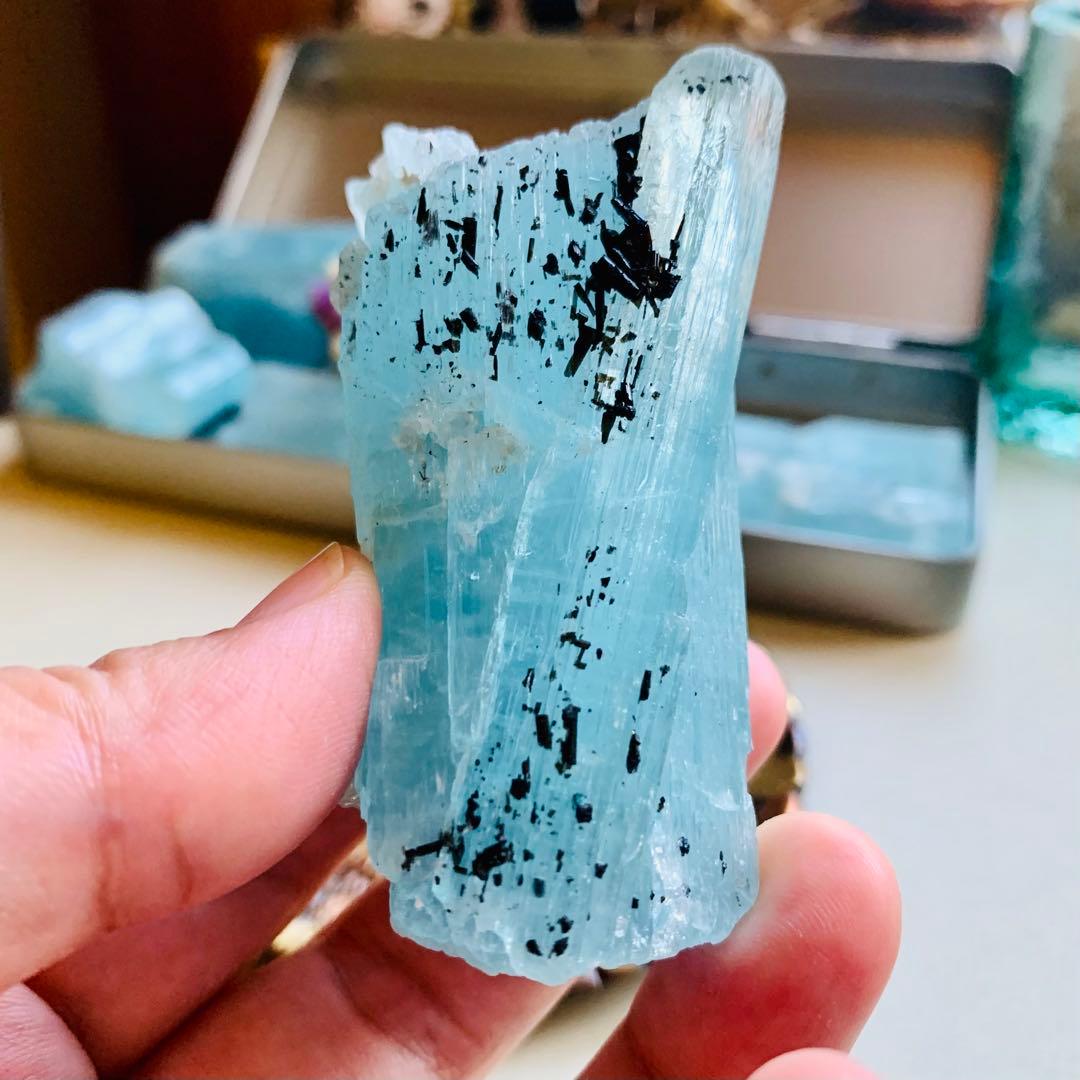 蝕像アクアマリン・バー4原石/巨大結晶/鉱物標本/ブラックトルマリン付/虹入り