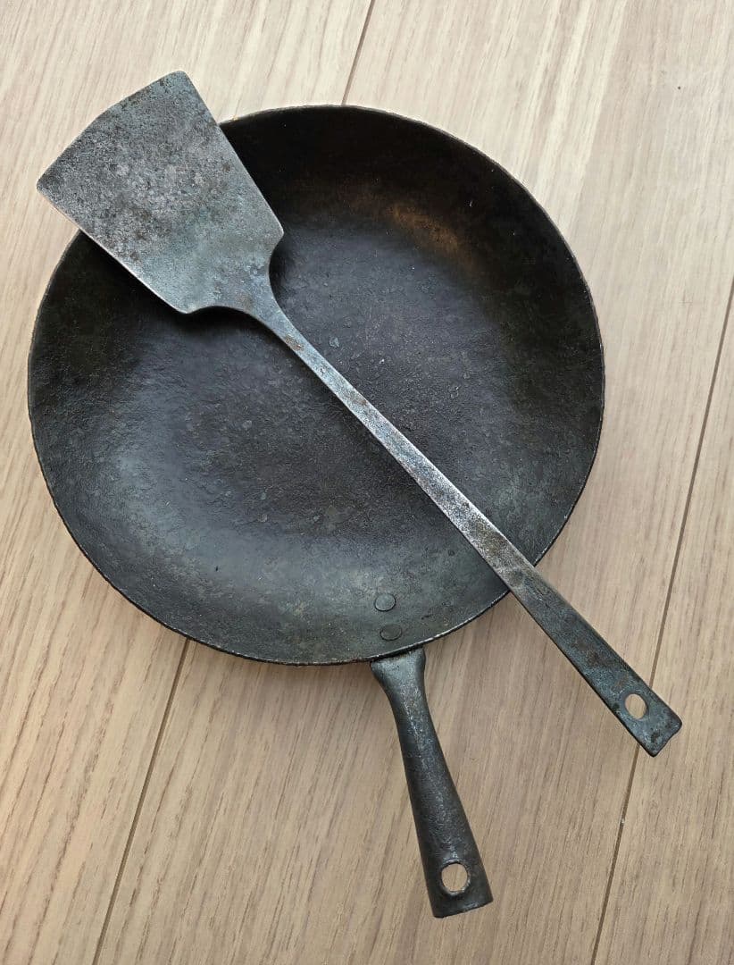 ひ*り様 成田理俊さん　鉄フライパンとフライ返し　成田パン