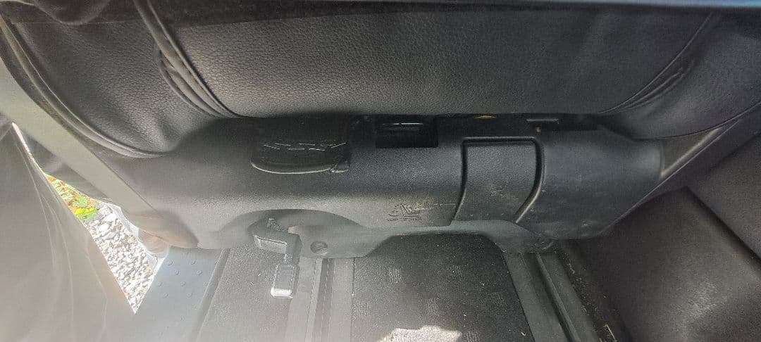 よっちゃんセレナ　C27シートカバー前席USB接続有り　後部テーブル有