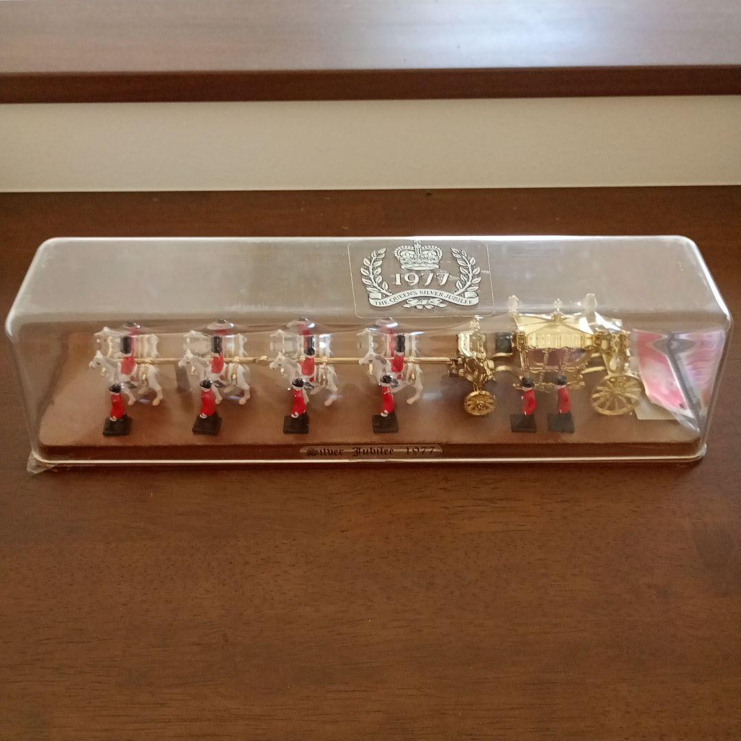 エリザベス女王　シルバージュビリー　馬車　パレード　イギリス王室