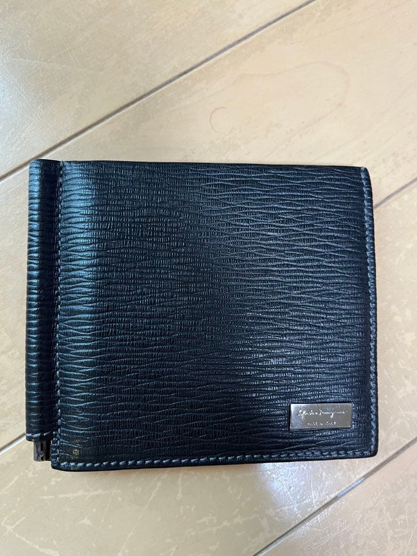 フェラガモ　ブラックレザー 二つ折りマネークリップ