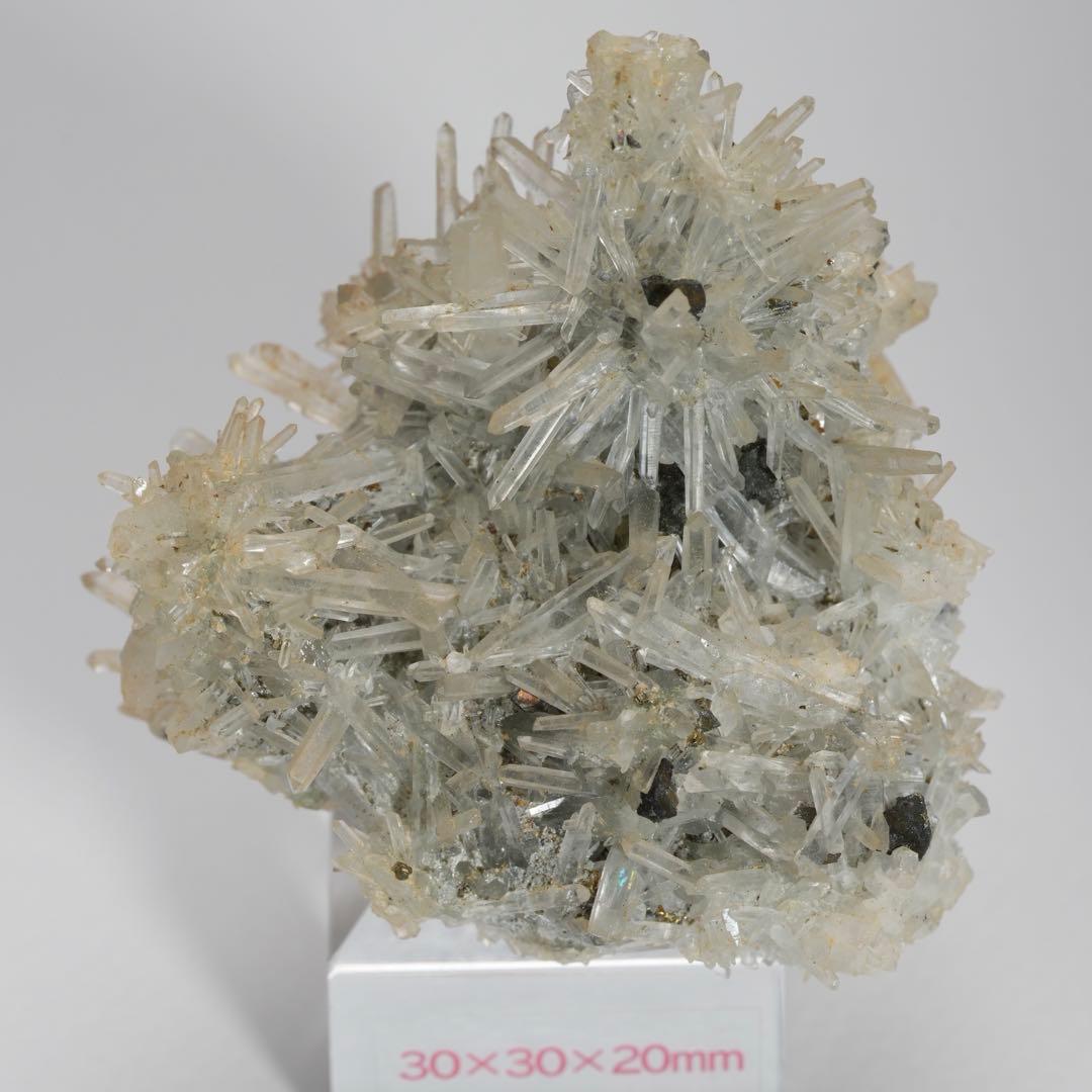 【ニードルクォーツ】水晶、黄鉄鉱 ペルー産 60×45×57mm