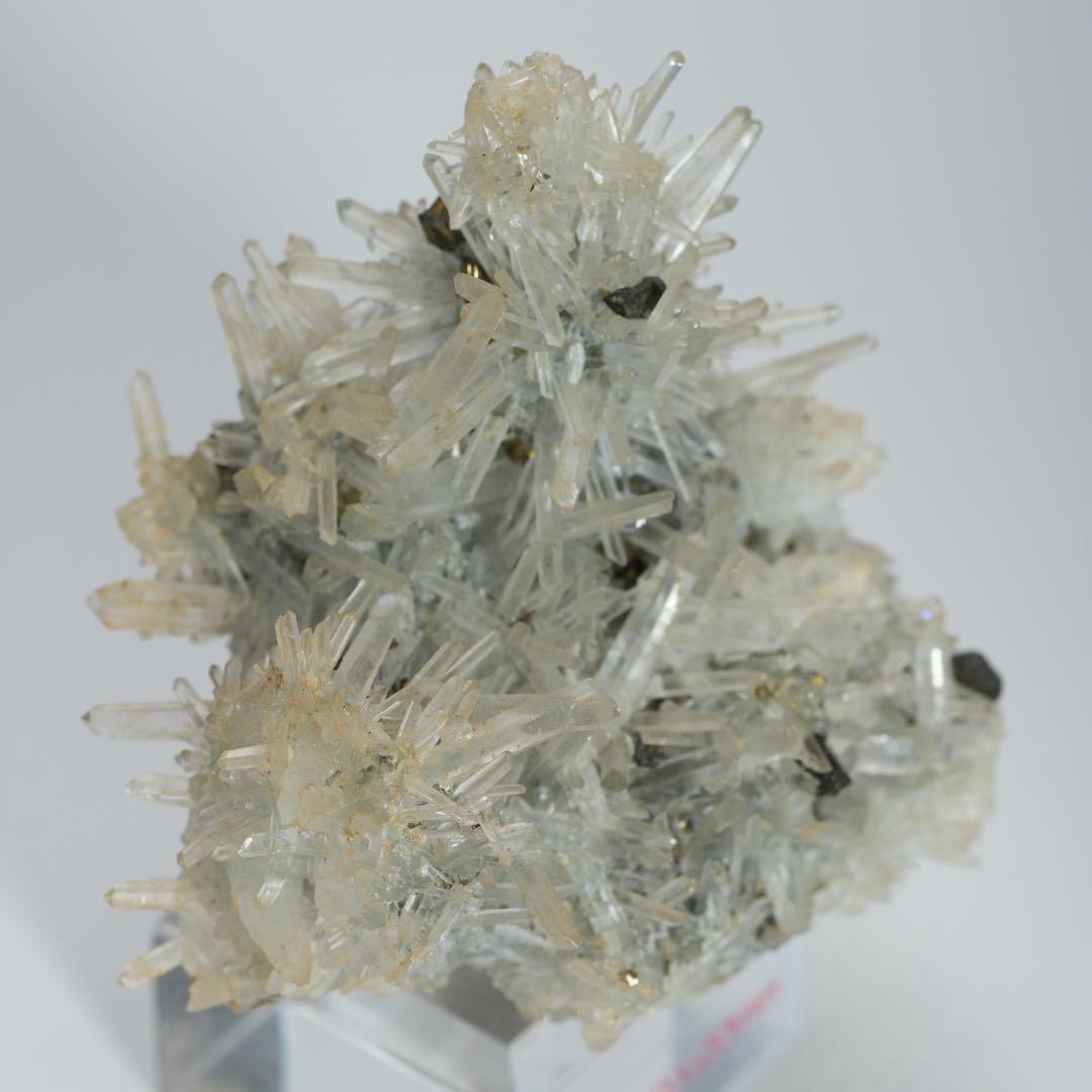 【ニードルクォーツ】水晶、黄鉄鉱 ペルー産 60×45×57mm