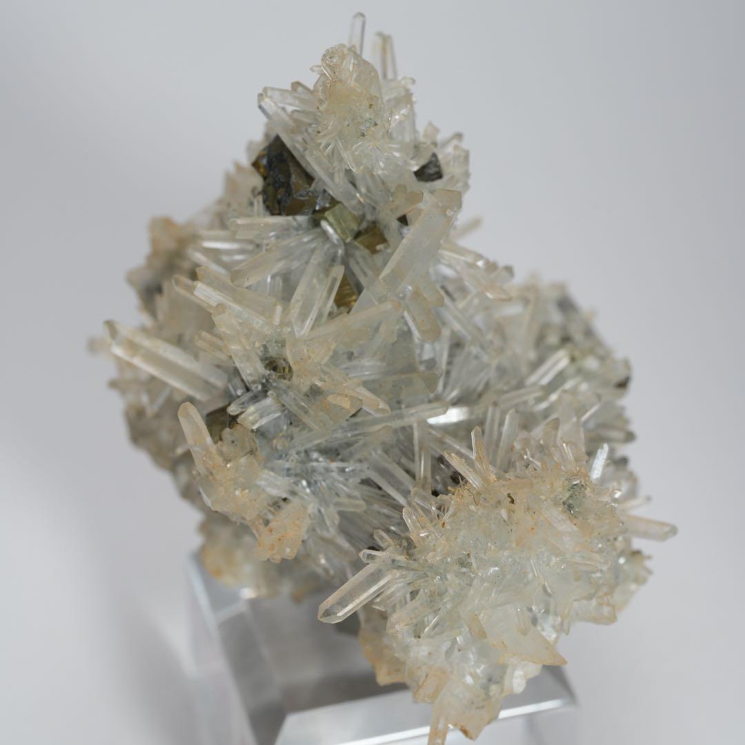 【ニードルクォーツ】水晶、黄鉄鉱 ペルー産 60×45×57mm