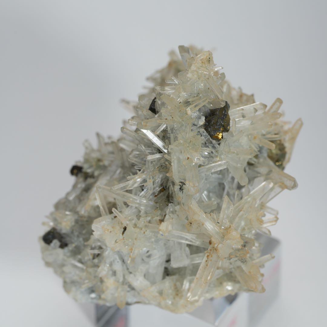 【ニードルクォーツ】水晶、黄鉄鉱 ペルー産 60×45×57mm