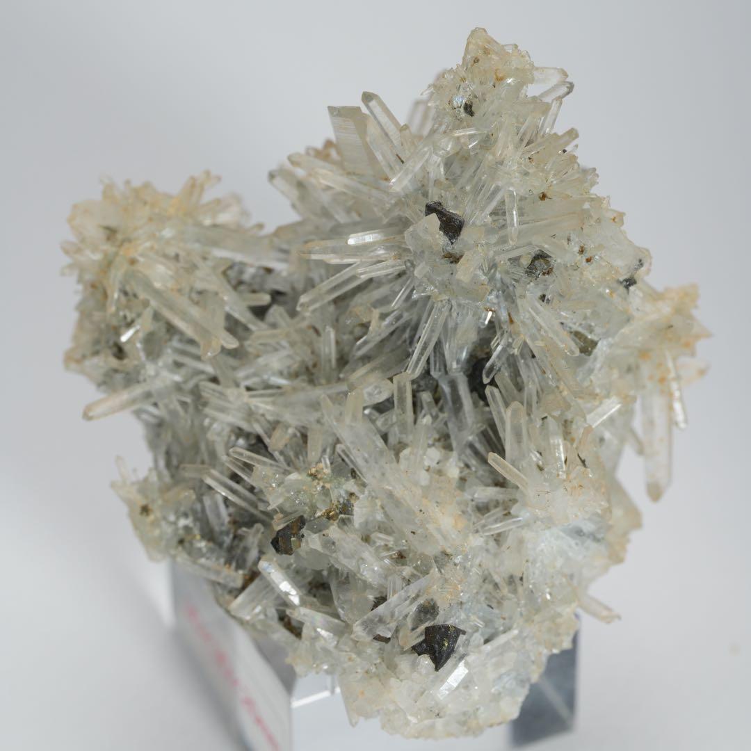 【ニードルクォーツ】水晶、黄鉄鉱 ペルー産 60×45×57mm