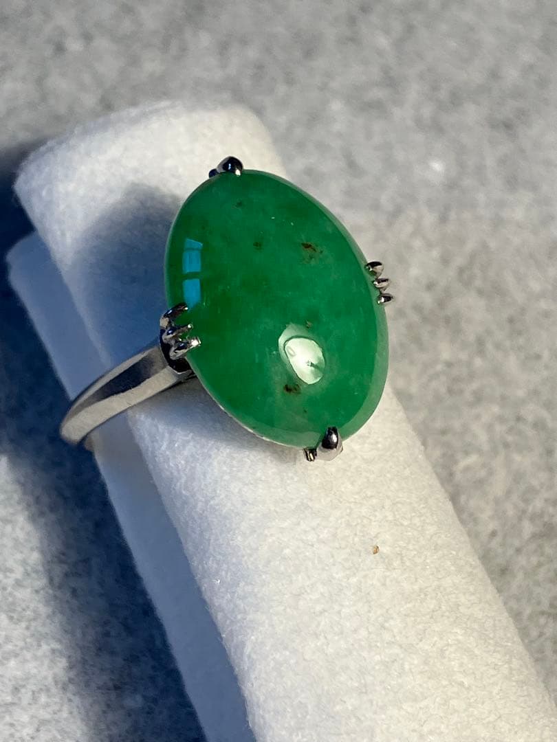 丸いエメラルドの指輪