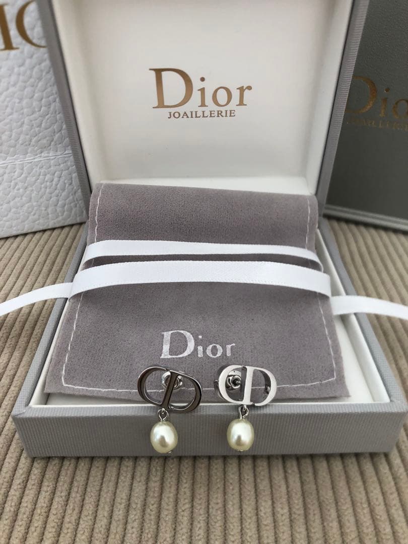Dior ディオール　シルバー　パール付き　ピアス　両耳用　ＣＤロゴ　綺麗