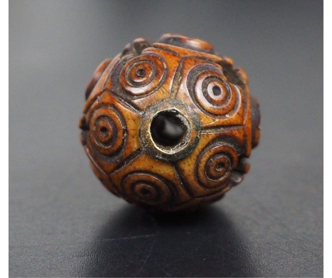 送料無料 江戸時代　提げ物　牙彫緒締玉　径2cm 重4g