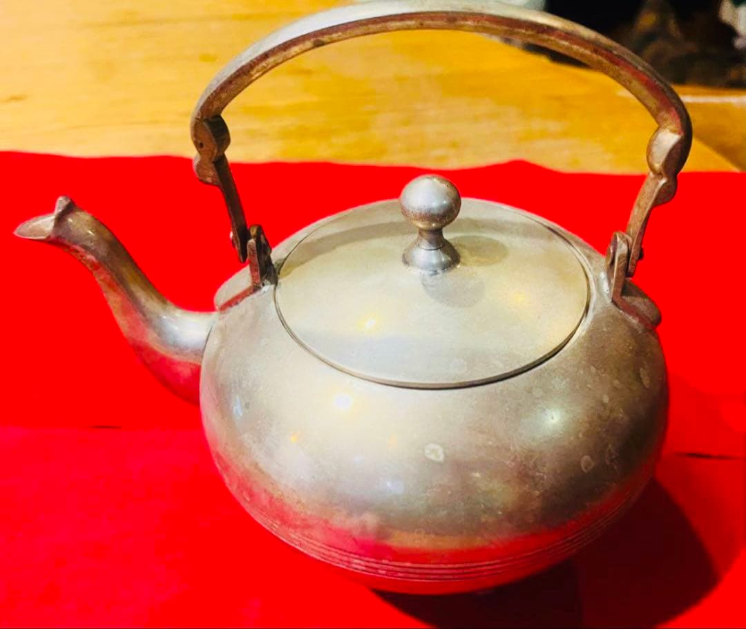 美しきシルバー製ポット