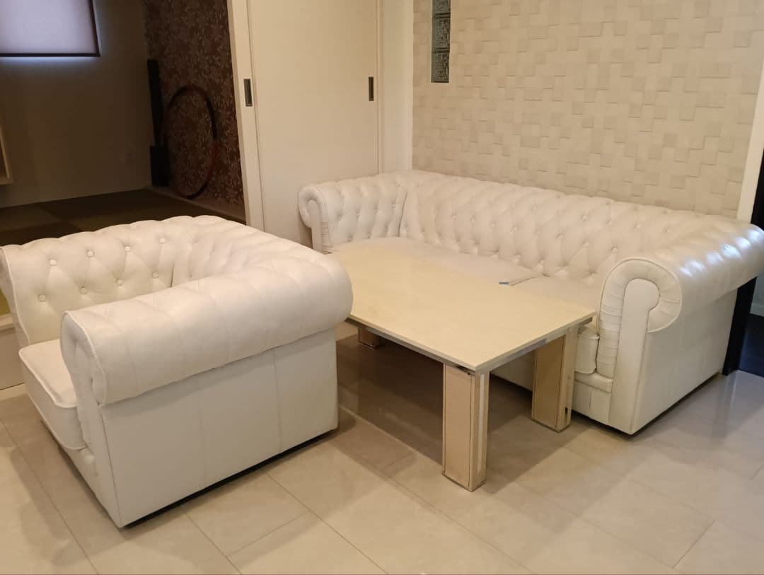 ホワイトレザー チェスターフィールドソファセット