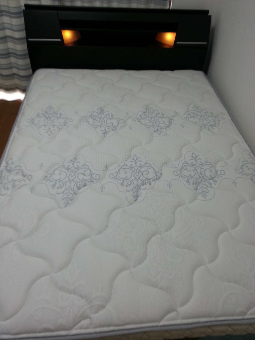 海外赴任のため,ベッドフレーム+マットレスを売ります。交渉可能。