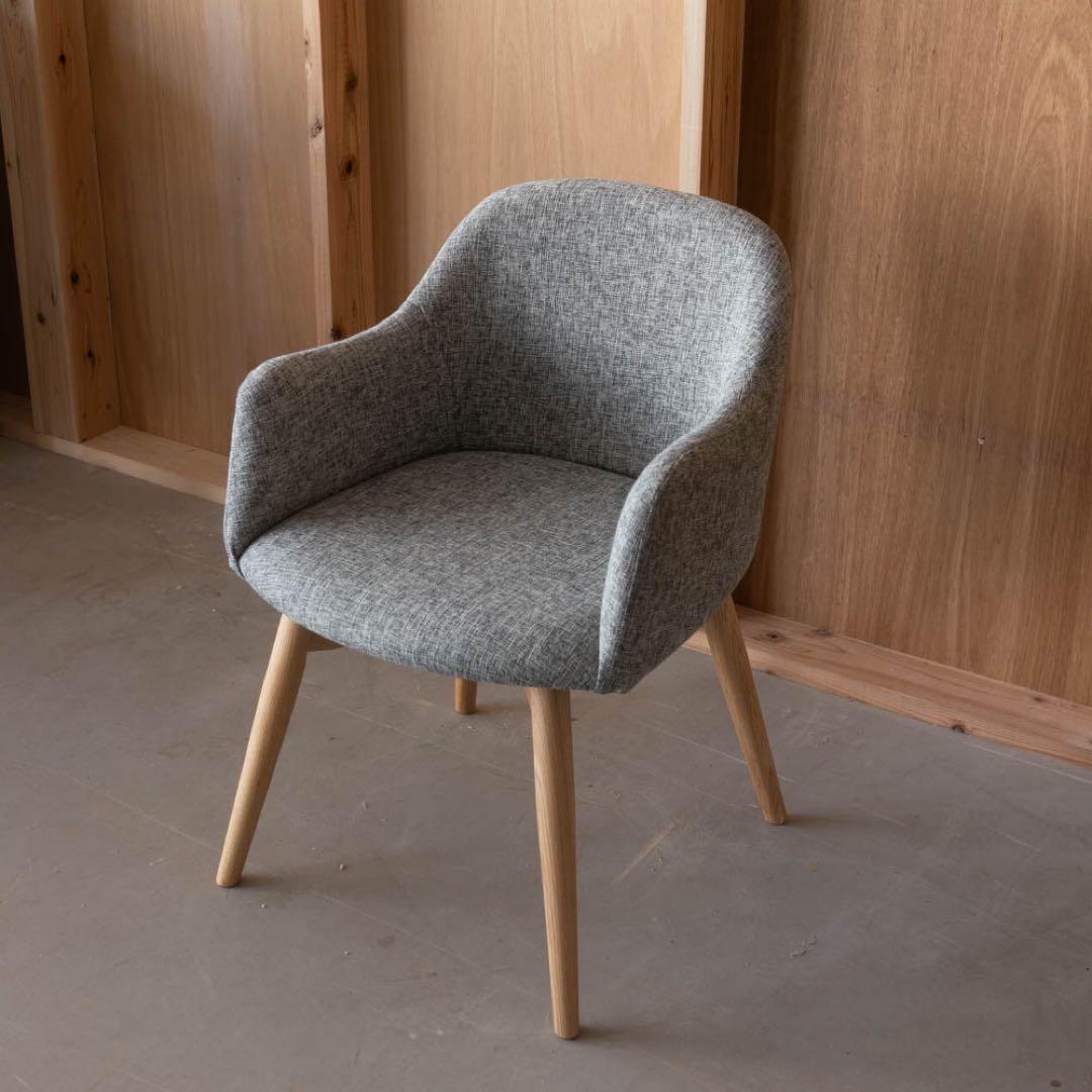 グレー 布張り アームチェア 木製脚