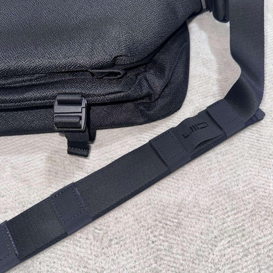 NIID ニードURBANATURE ボディ、メッセンジャーバッグ　ブラック