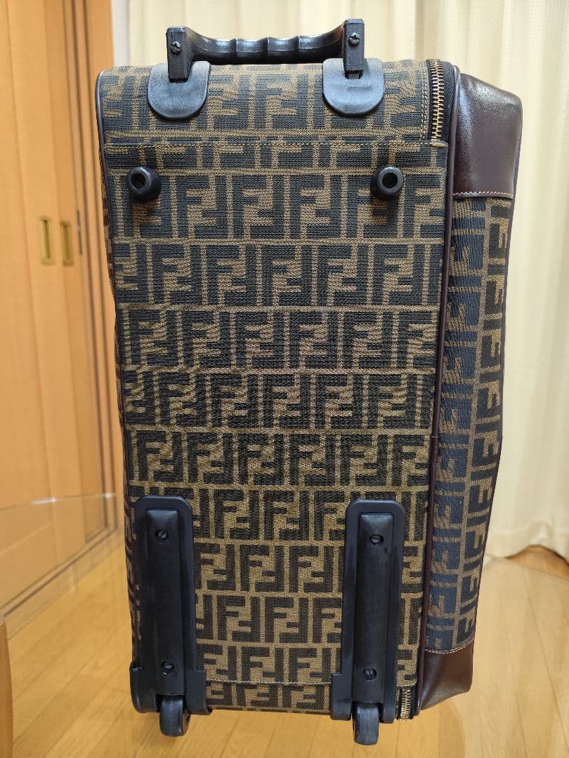 値下げ超貴重品FENDI　ズッカ柄の2輪大型 キャリーケース イタリア直営店購入