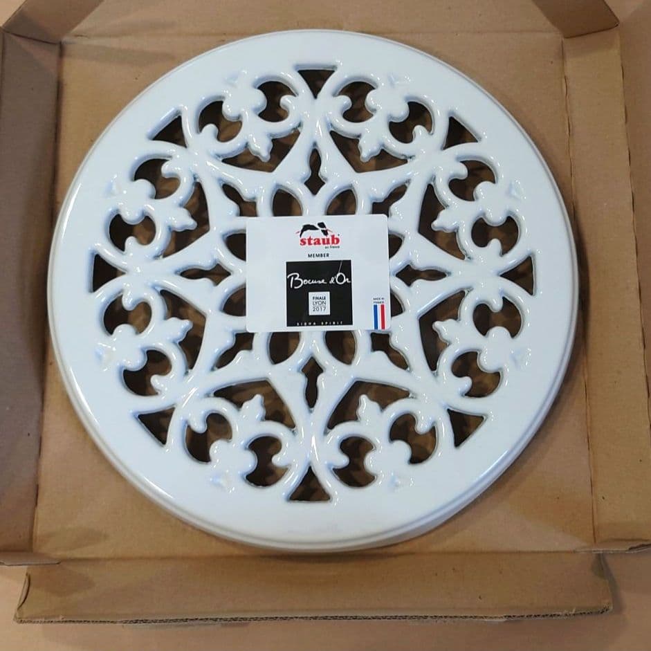 【新品未使用】激レア　WHITE　リリー トリベット STAUB