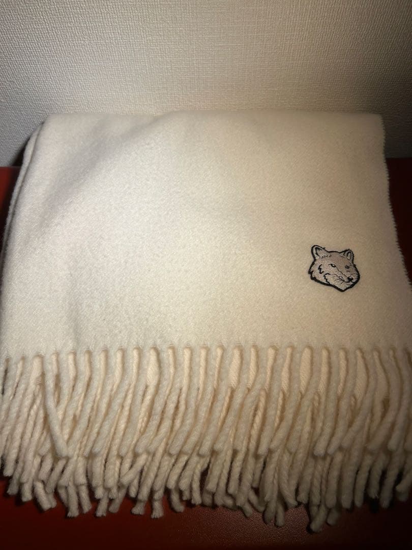 メゾン・キツネ（MAISON KITSUNE）マフラー　ホワイト