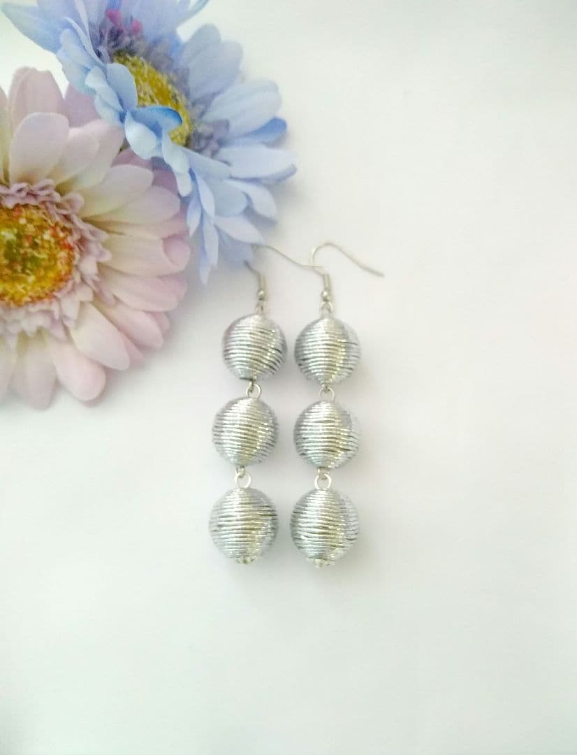 11　3連ボンボンピアス☆