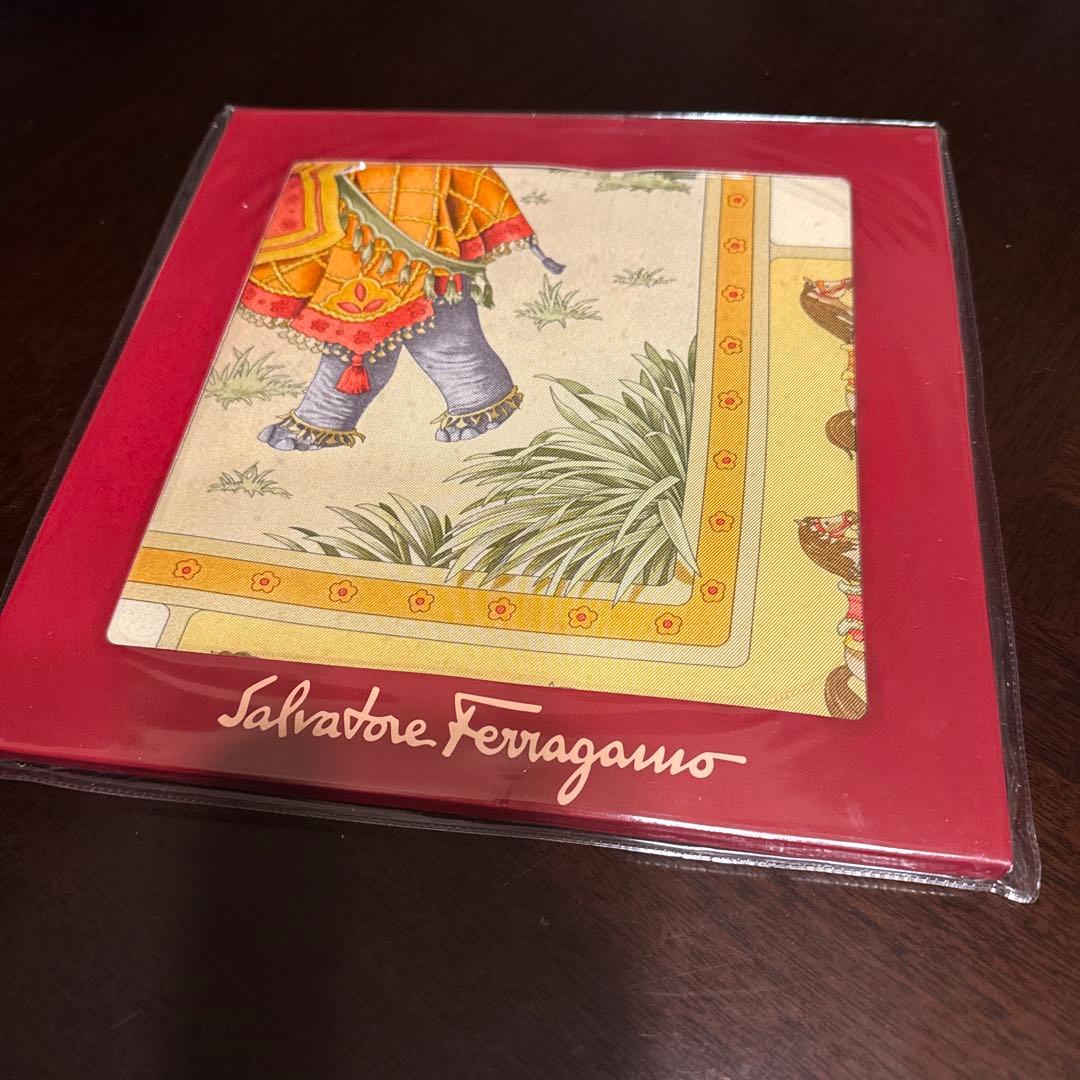 Salvatore Ferragamo シルクスカーフ　新品未開封