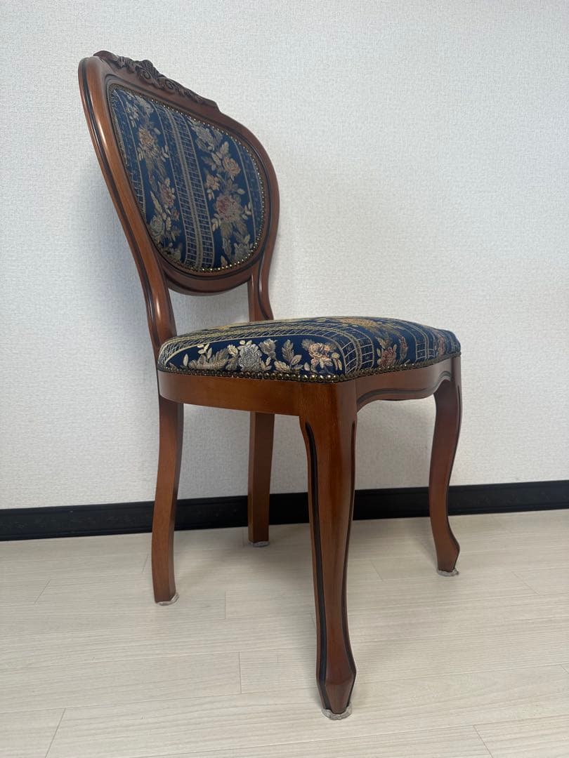 （1/4）ダイニングチェア 金華山張り アンティーク調 鋲打ち 彫刻 ※i4※