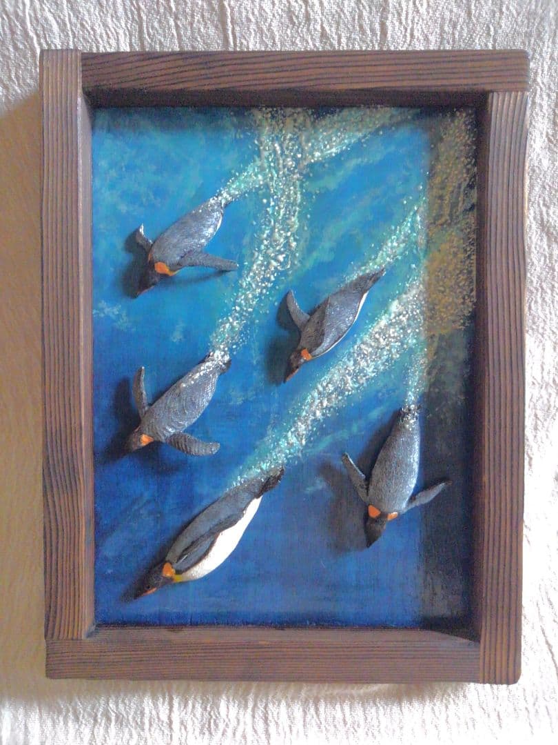 木彫りの皇帝ペンギンの3D壁掛け