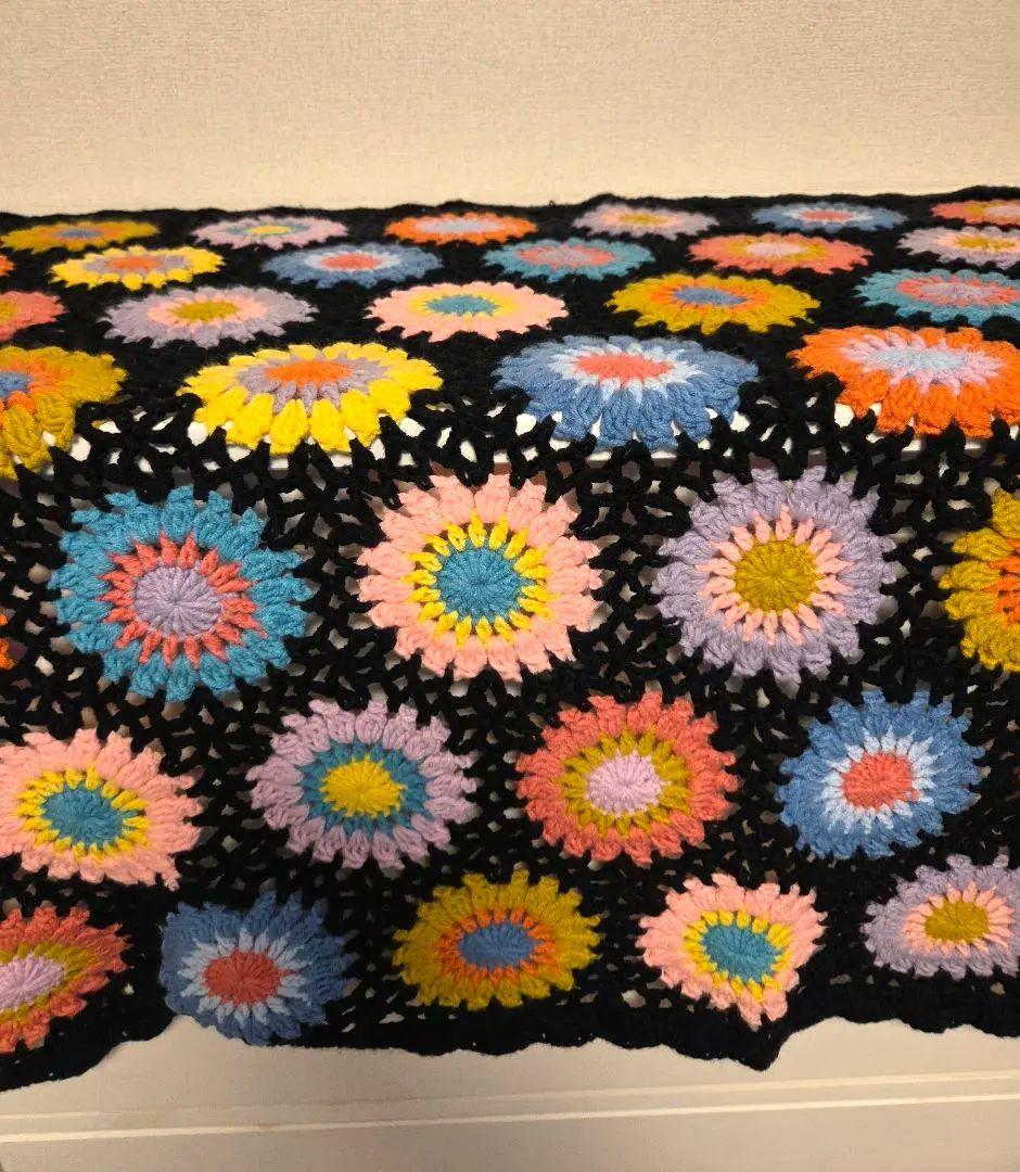 カラフルな花柄のかぎ針編みカバー　ブランケット