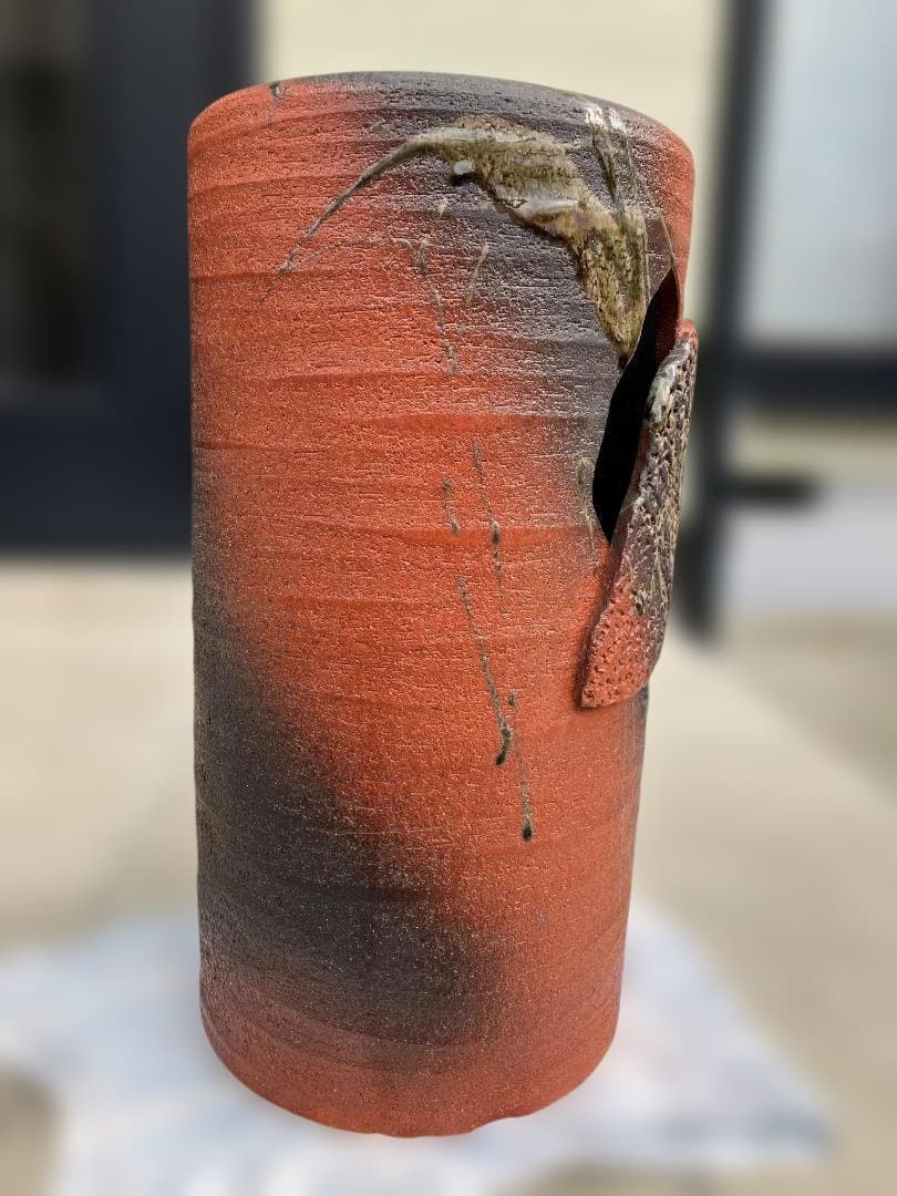 土と炎が織りなす芸術〝わびさび〟の趣を今に伝えている穴あき傘立て 重厚な陶器製